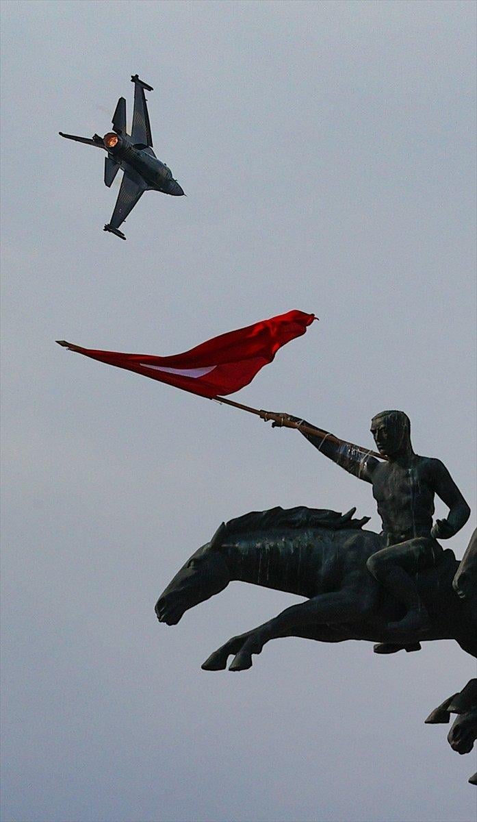 SOLOTÜRK ekibinden İzmir'de büyüleyen gösteri uçuşu