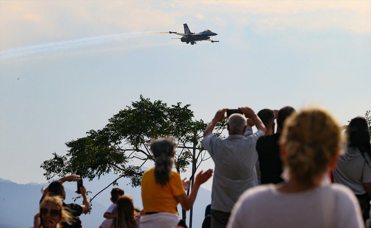 SOLOTÜRK ekibinden İzmir'de büyüleyen gösteri uçuşu