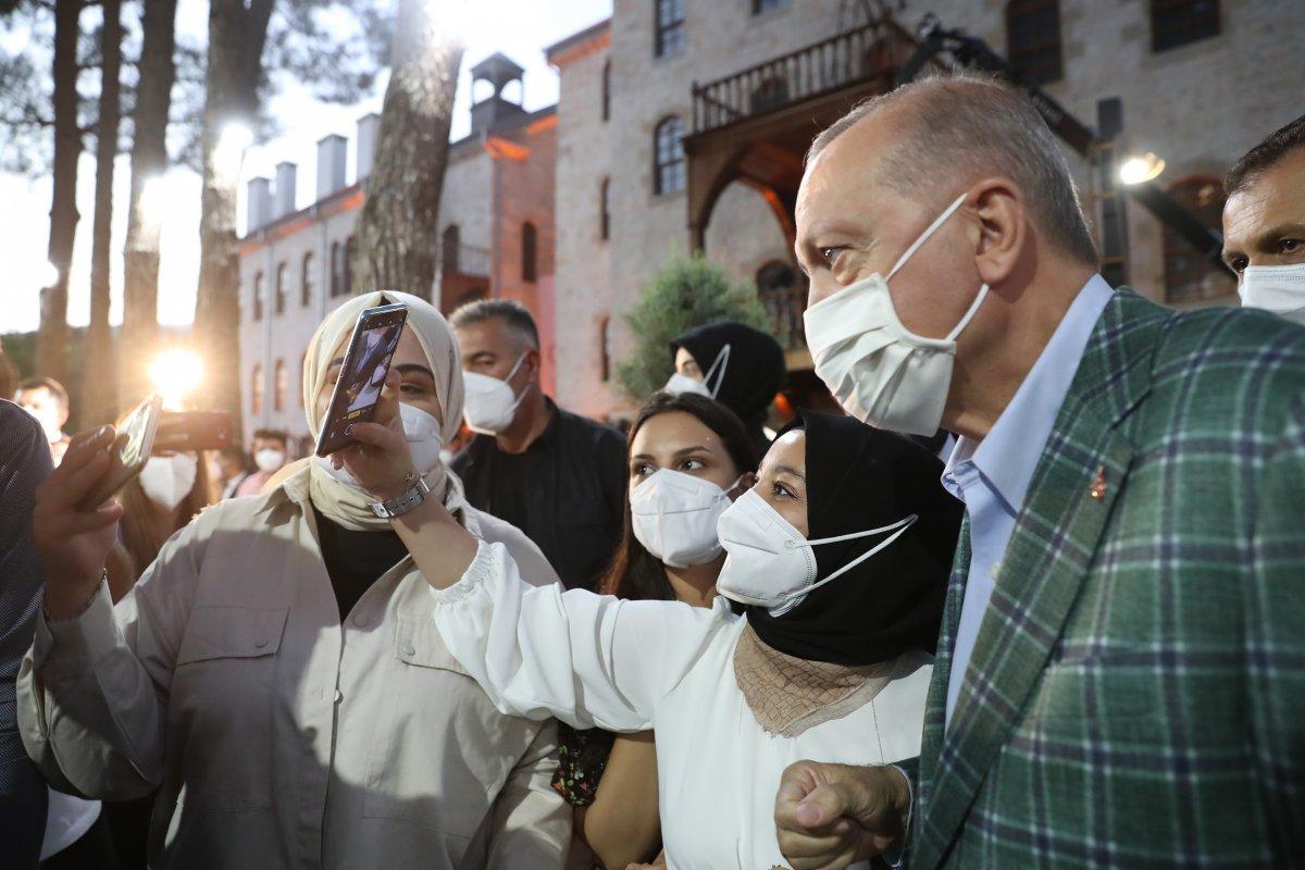 Cumhurbaşkanı Erdoğan şiir gecesinde gençlerle buluştu