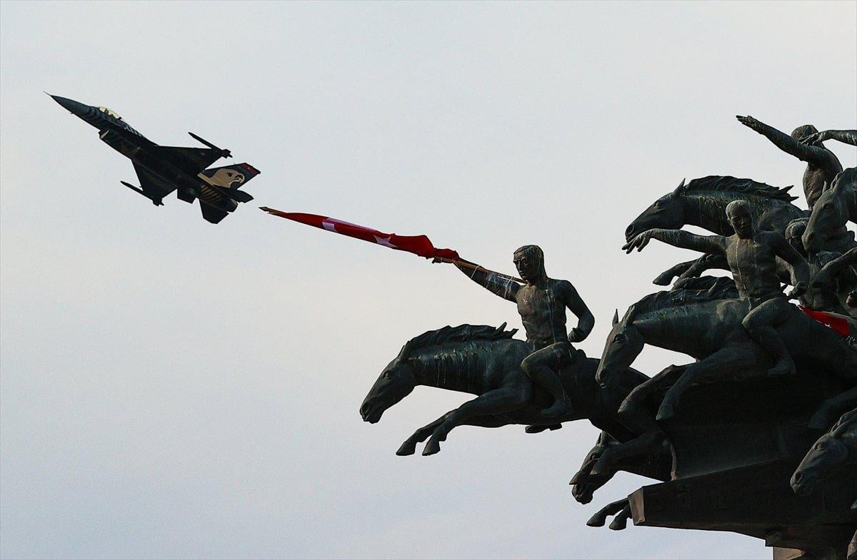 SOLOTÜRK ekibinden İzmir'de büyüleyen gösteri uçuşu