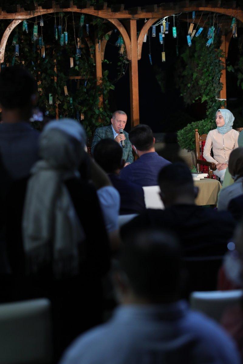 Cumhurbaşkanı Erdoğan şiir gecesinde gençlerle buluştu