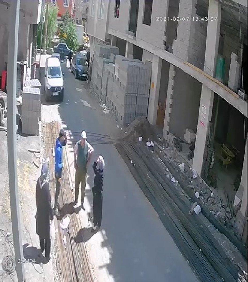 Çorum'da yolda yürüyen kadının üzerine demir düştü