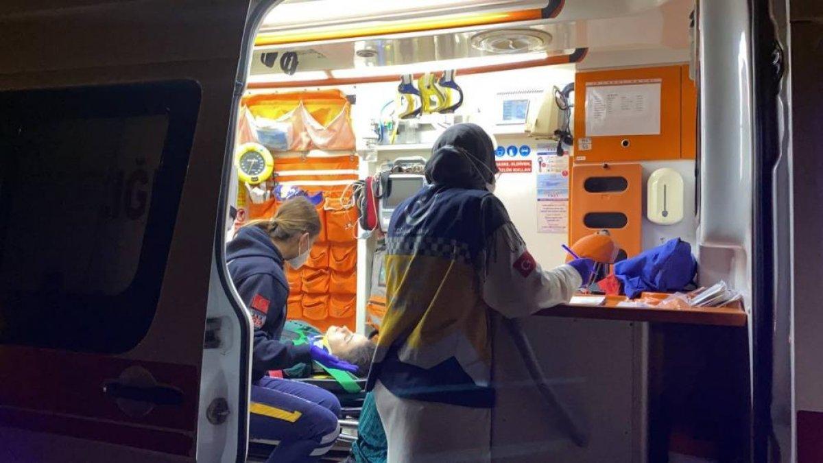 Kartal'da direksiyon hakimiyetini kaybeden otomobil kaza geçirdi: 4 yaralı