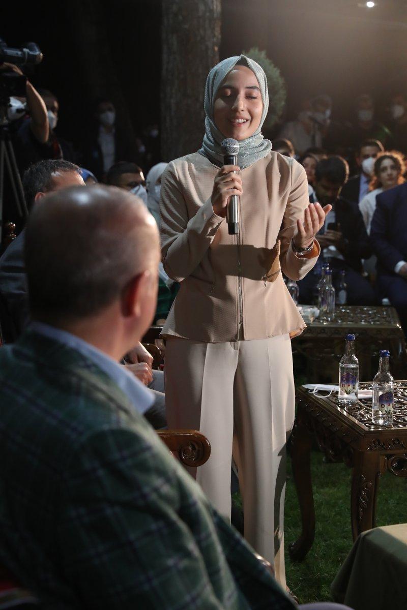 Cumhurbaşkanı Erdoğan şiir gecesinde gençlerle buluştu