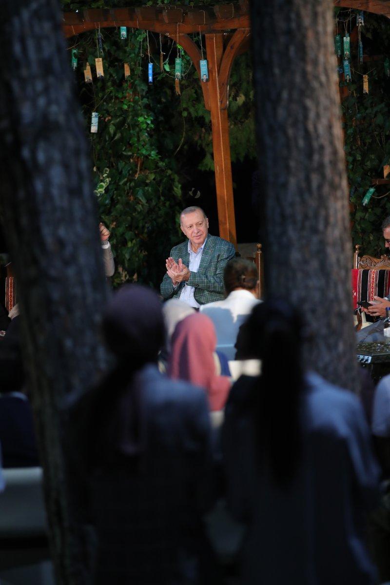 Cumhurbaşkanı Erdoğan şiir gecesinde gençlerle buluştu