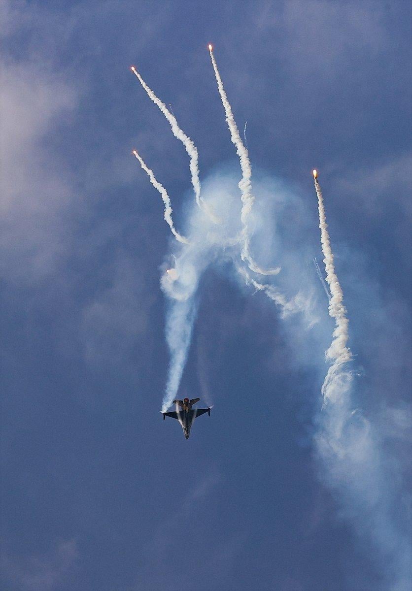 SOLOTÜRK ekibinden İzmir'de büyüleyen gösteri uçuşu