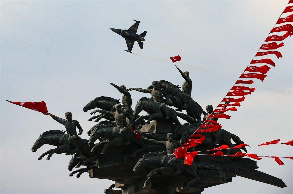 SOLOTÜRK ekibinden İzmir'de büyüleyen gösteri uçuşu