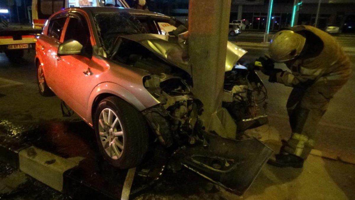 İzmir'de yön levhasına çarpan otomobil hurdaya döndü