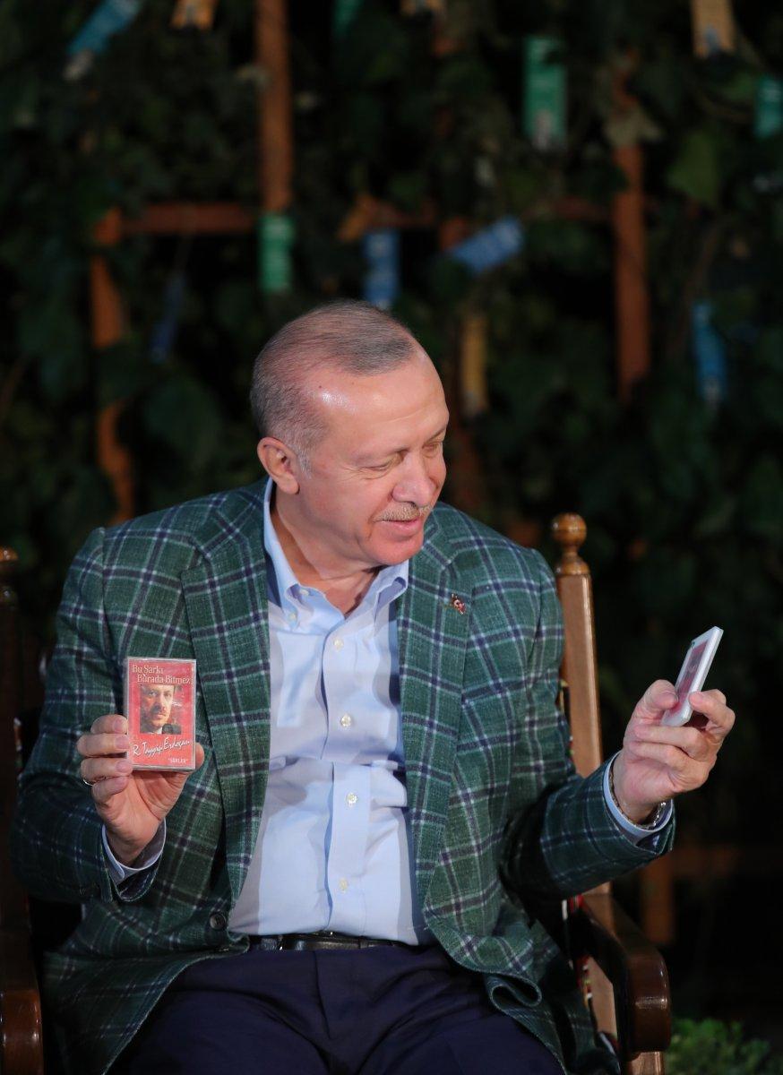 Cumhurbaşkanı Erdoğan şiir gecesinde gençlerle buluştu