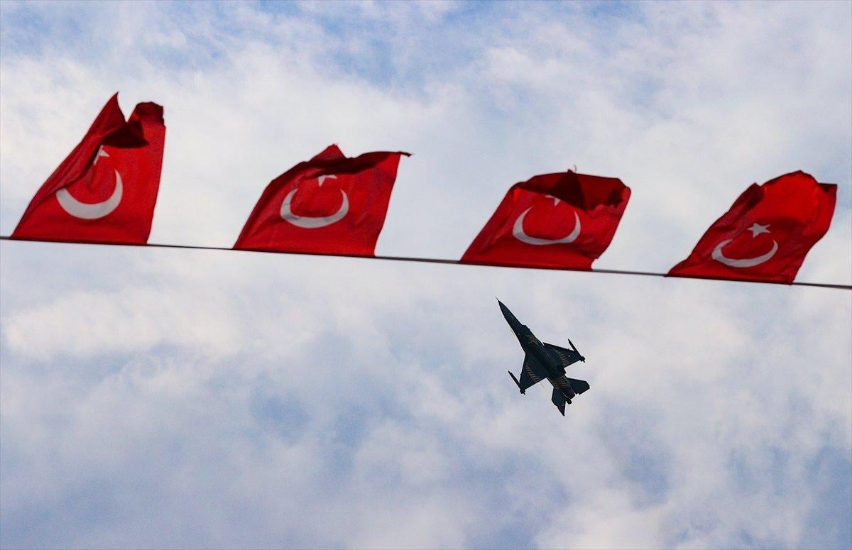 SOLOTÜRK ekibinden İzmir'de büyüleyen gösteri uçuşu