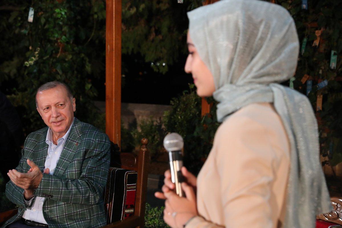 Cumhurbaşkanı Erdoğan şiir gecesinde gençlerle buluştu