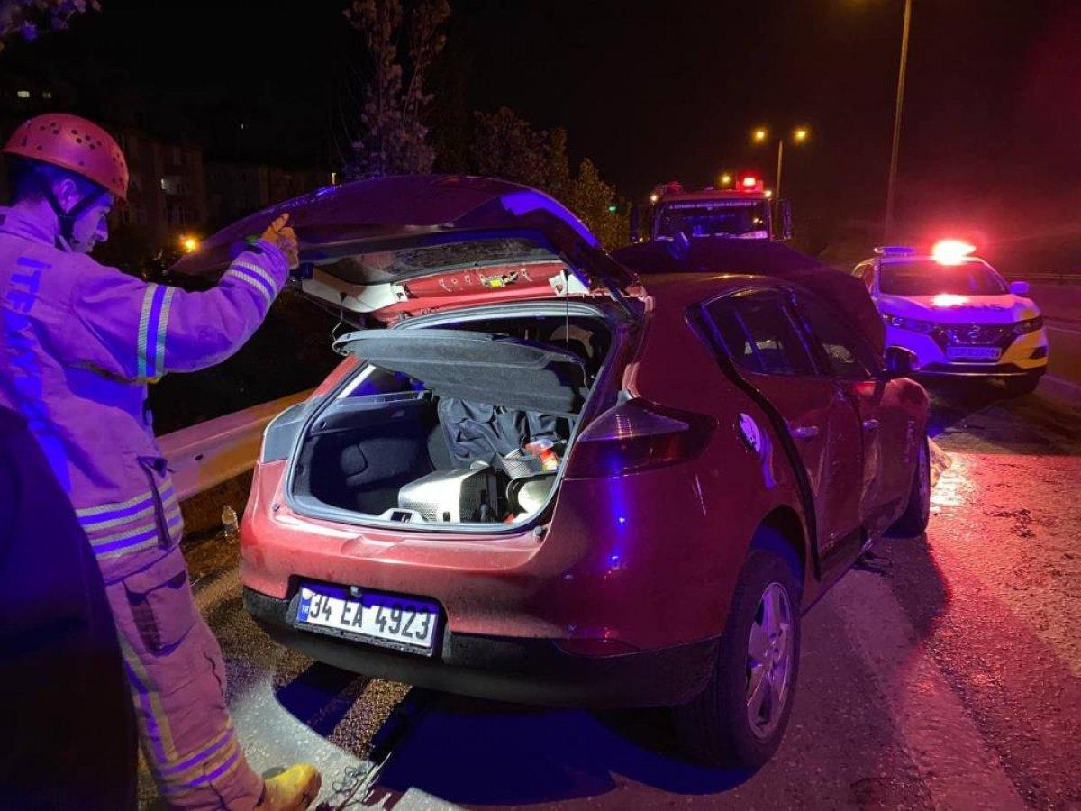 Kartal'da direksiyon hakimiyetini kaybeden otomobil kaza geçirdi: 4 yaralı