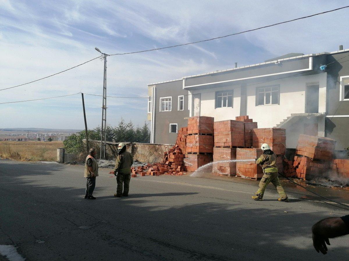 Silivri'de doğalgaz kutusu yandı