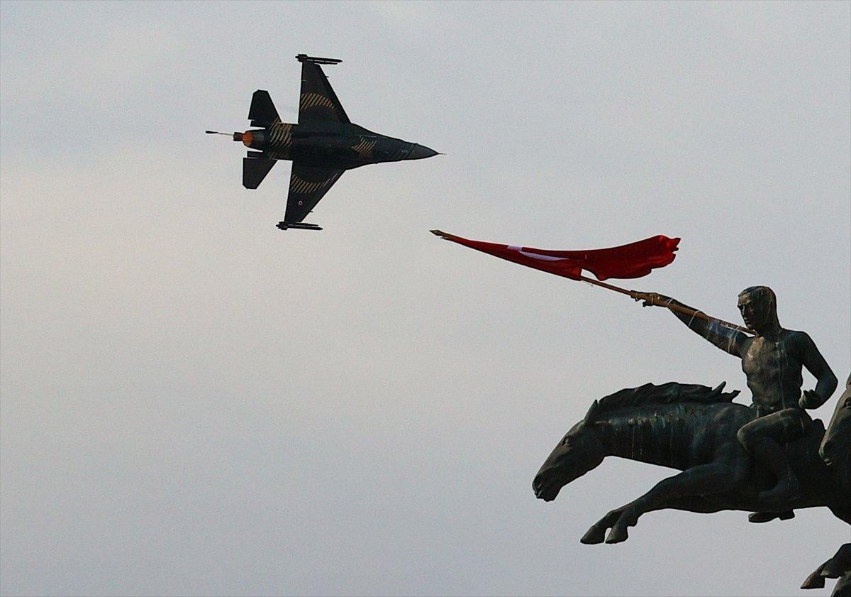 SOLOTÜRK ekibinden İzmir'de büyüleyen gösteri uçuşu