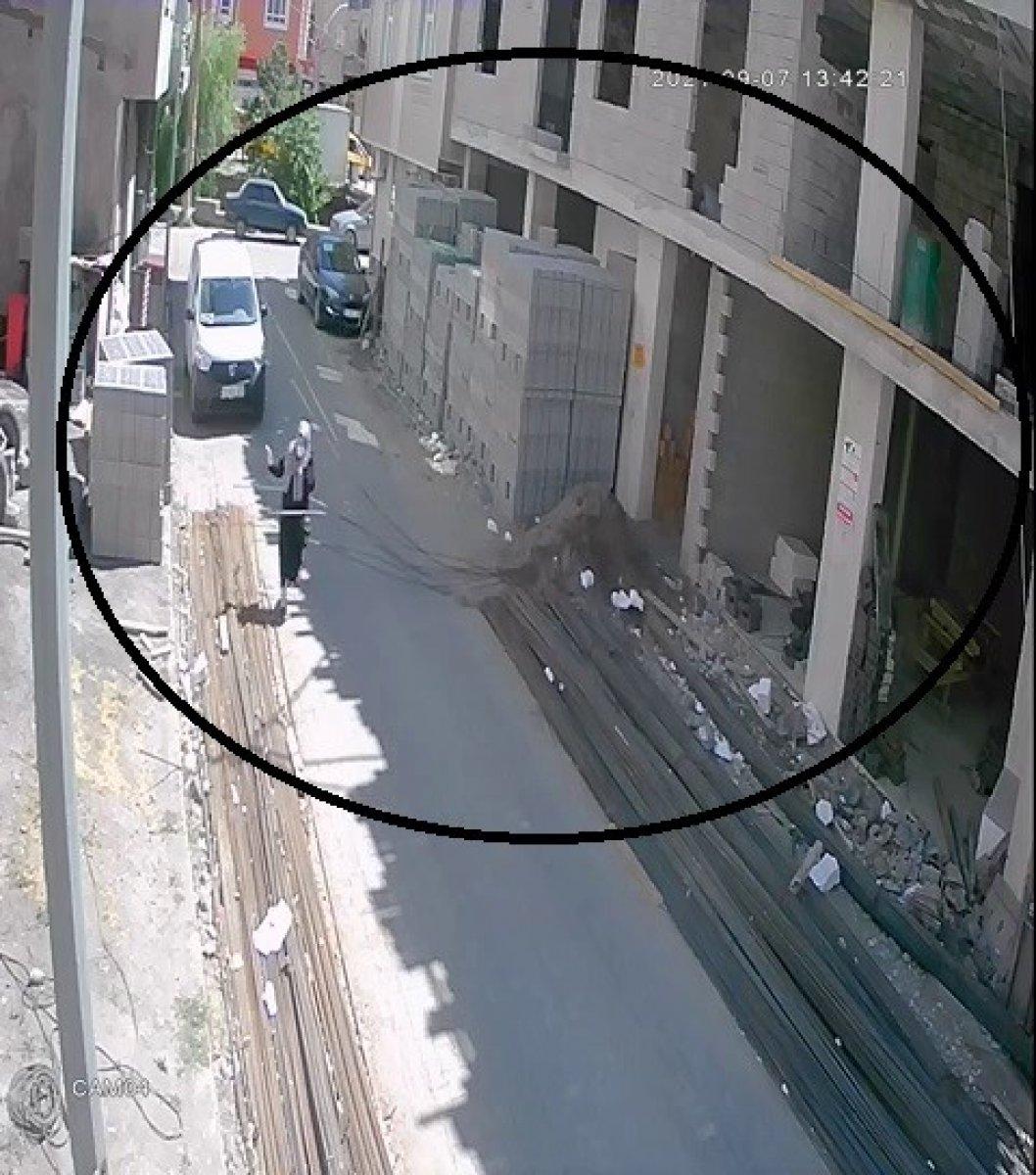 Çorum'da yolda yürüyen kadının üzerine demir düştü