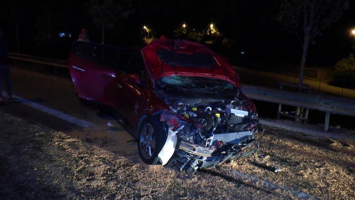Kartal'da direksiyon hakimiyetini kaybeden otomobil kaza geçirdi: 4 yaralı