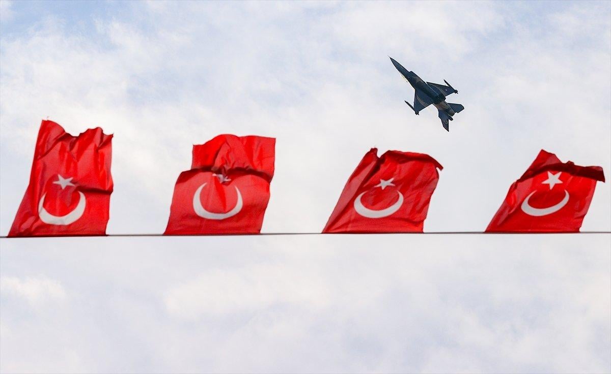 SOLOTÜRK ekibinden İzmir'de büyüleyen gösteri uçuşu