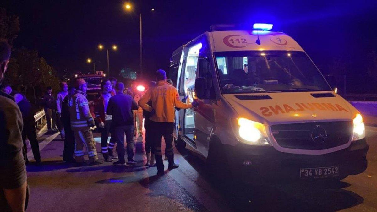 Kartal'da direksiyon hakimiyetini kaybeden otomobil kaza geçirdi: 4 yaralı