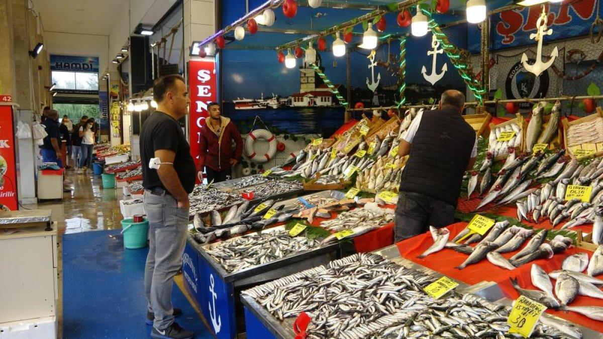 Kocaeli'de balıkçılar, fiyatların ilerleyen günlerde düşeceğine işaret etti