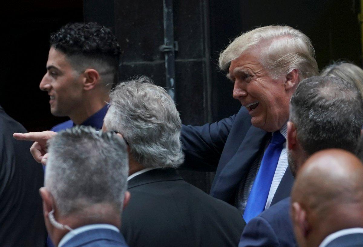 Trump’tan 11 Eylül’ün 20. yıl dönümünde New York polisi ve itfaiyesine sürpriz ziyaret