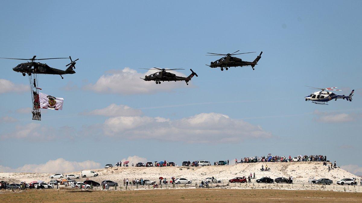 Eskişehir'de yerli ve yabancı akrobasi pilotlarından gösteri uçuşu