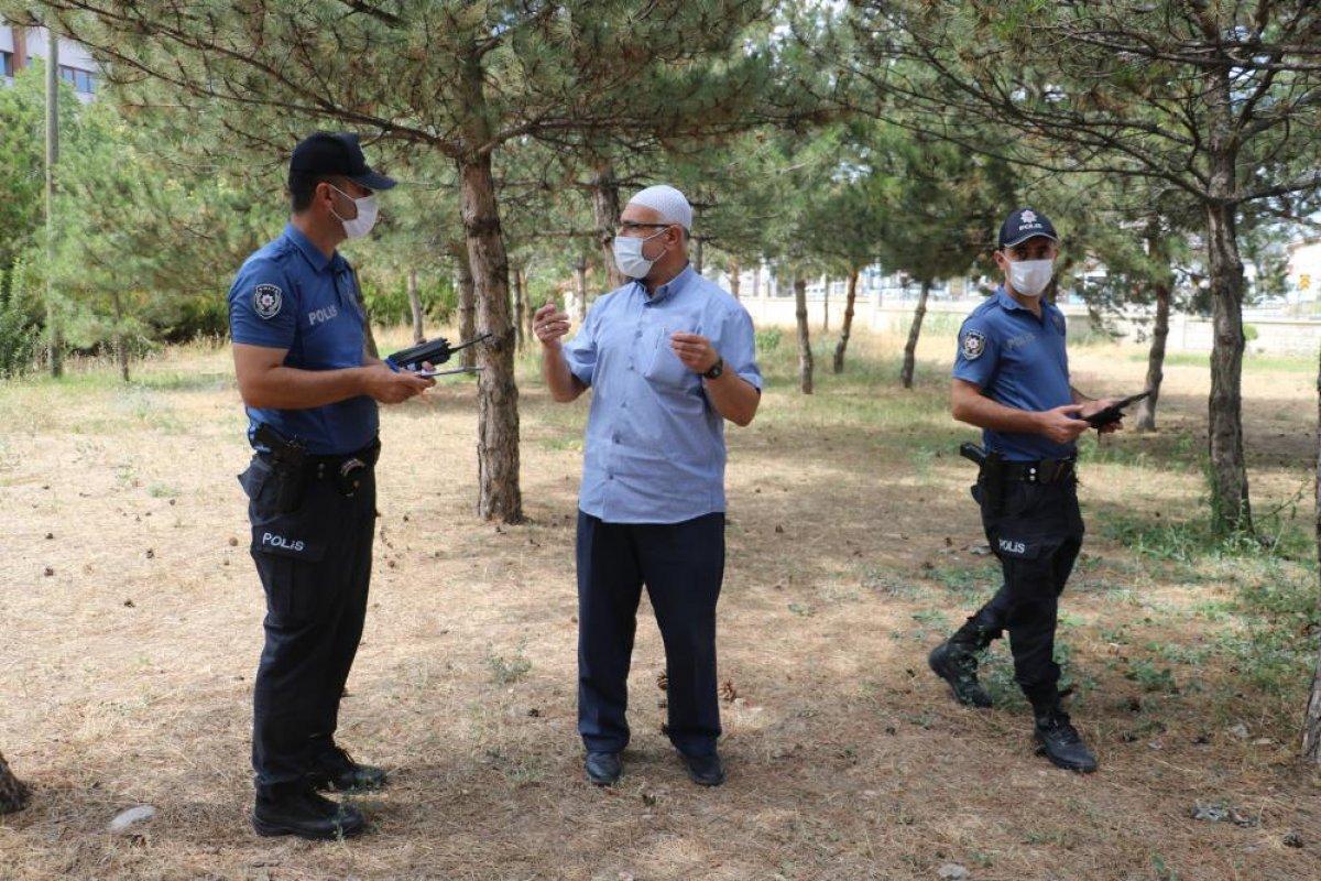 Sivas'ta camideki din görevlisi, bulduğu iki yarım altını polise teslim etti