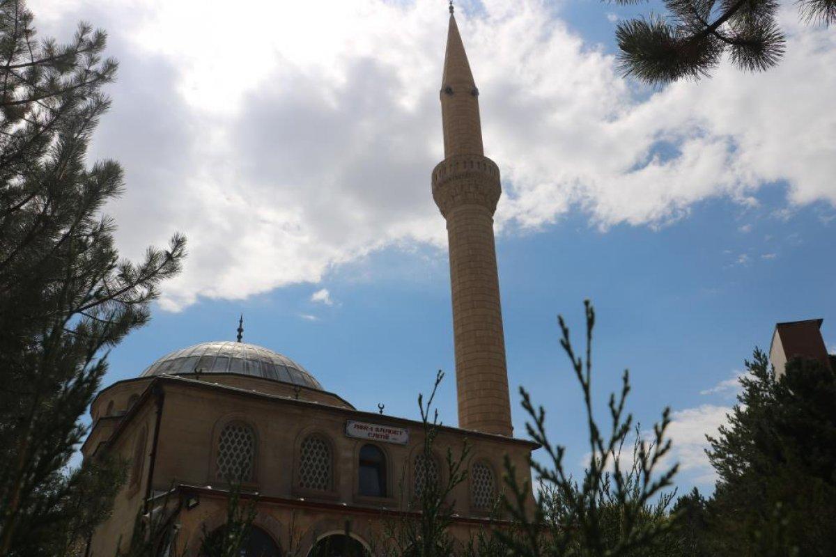 Sivas'ta camideki din görevlisi, bulduğu iki yarım altını polise teslim etti