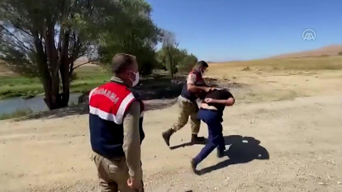 Van'da 14 kişilik minibüsten 71 kaçak göçmen çıktı