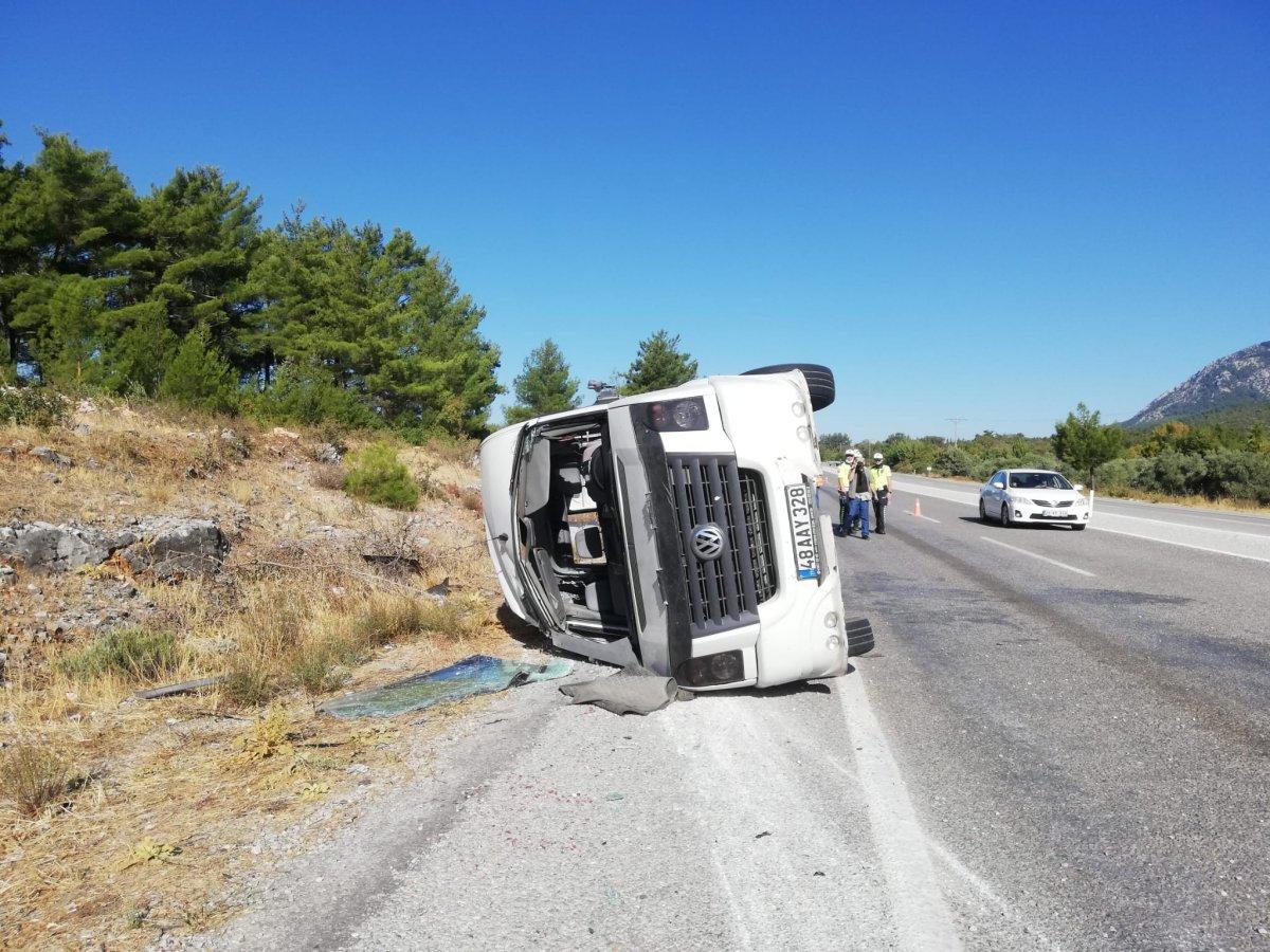 Muğla’da, tur otobüsü öğrenci servisi ile çarpıştı: 1 ölü, 55 yaralı
