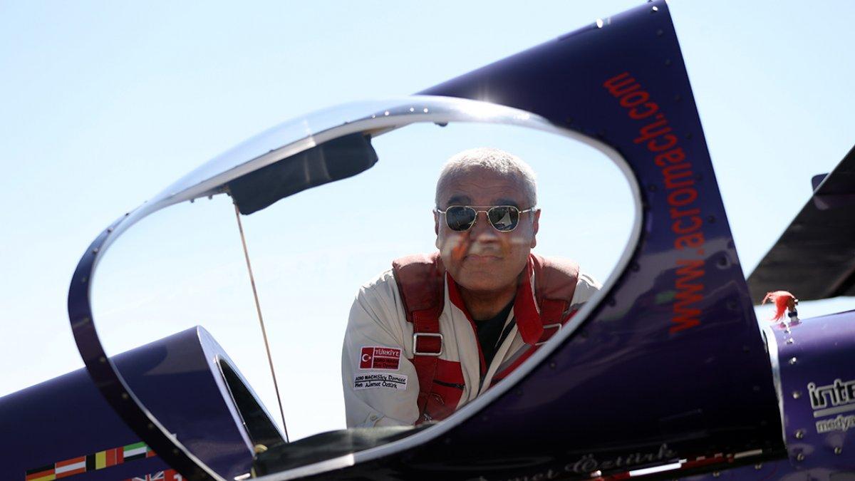 Eskişehir'de yerli ve yabancı akrobasi pilotlarından gösteri uçuşu