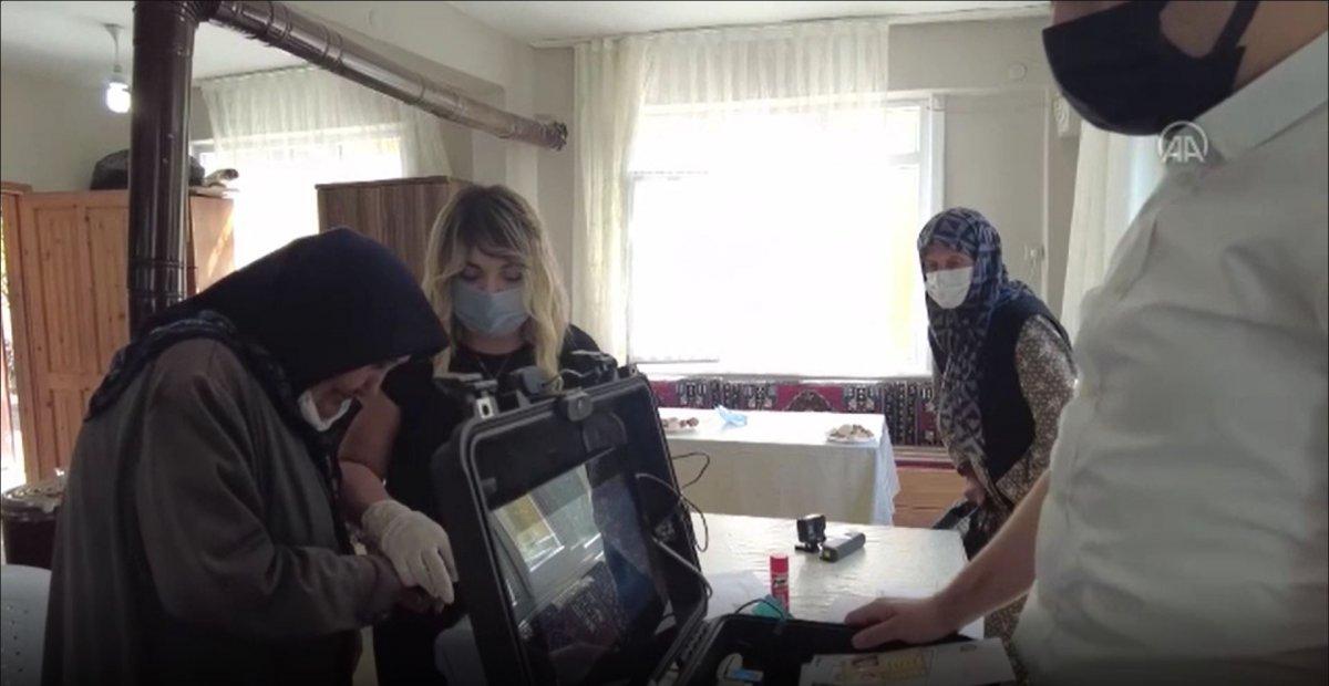 Karabük’te hasta ve yaşlılar için ‘evde nüfus cüzdanı’ uygulaması