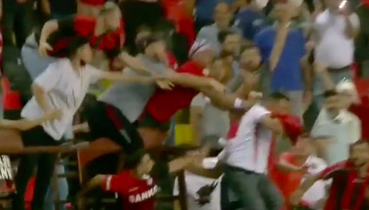 Steven Caulker'in formasını almak isterken tribünden düştü