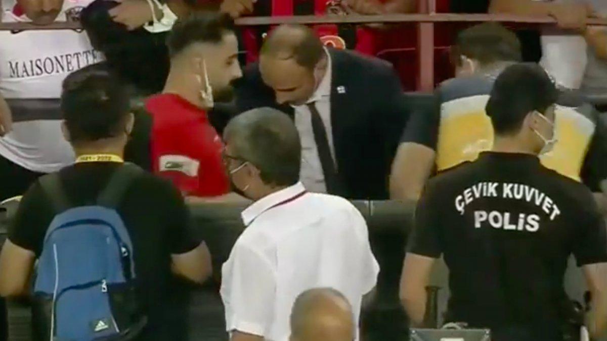 Steven Caulker'in formasını almak isterken tribünden düştü