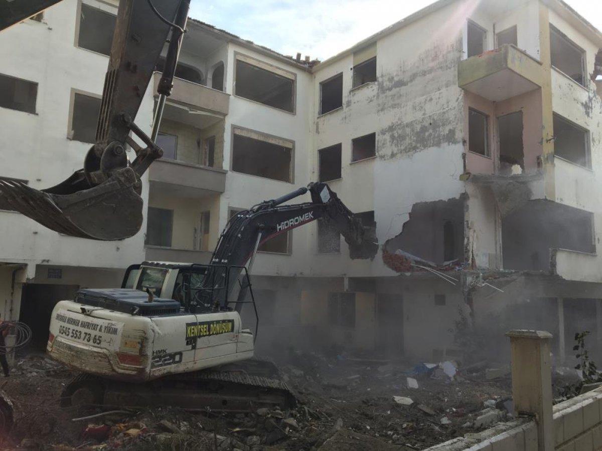 Büyükçekmece'de hasarlı binaların yıkımı devam ediyor