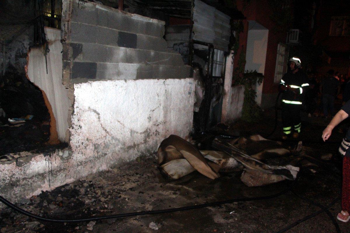 Adana'da iki kişi benzin döktükleri evi ateşe verdiler