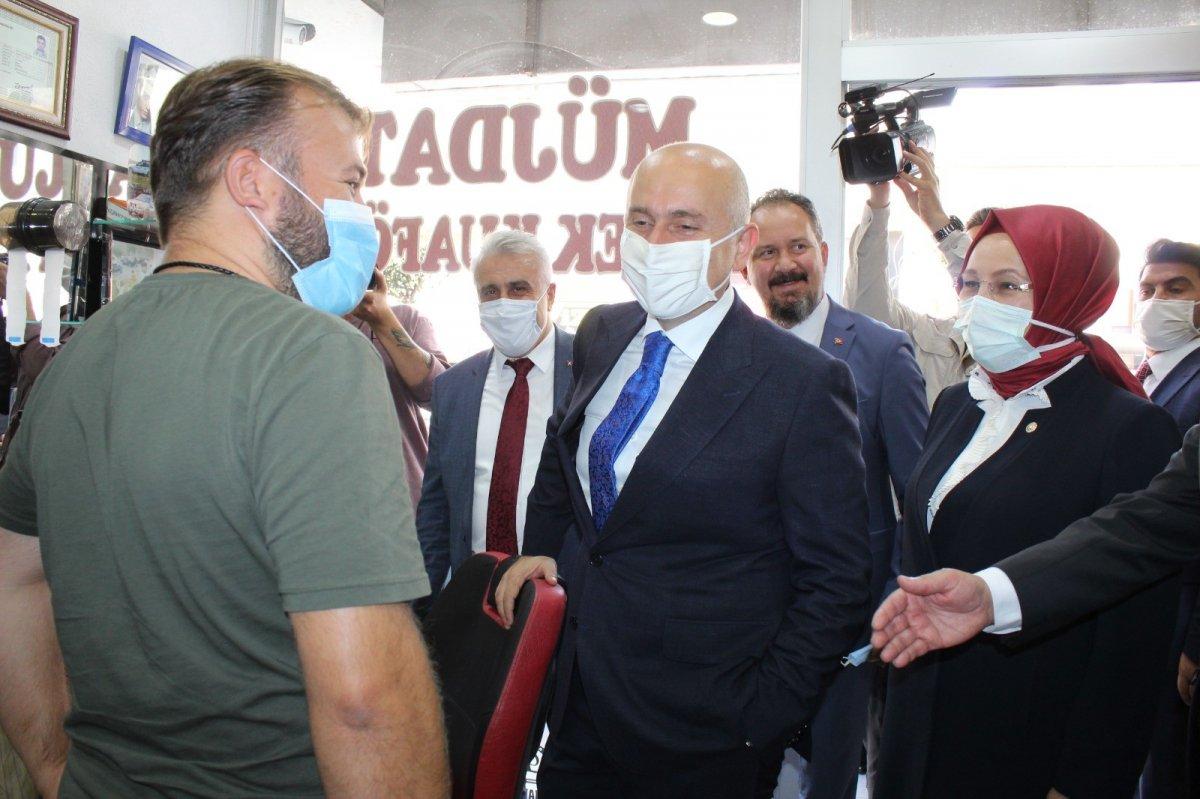 Adil Karaismailoğlu’nun Tekirdağ’da berber ile güldüren diyaloğu