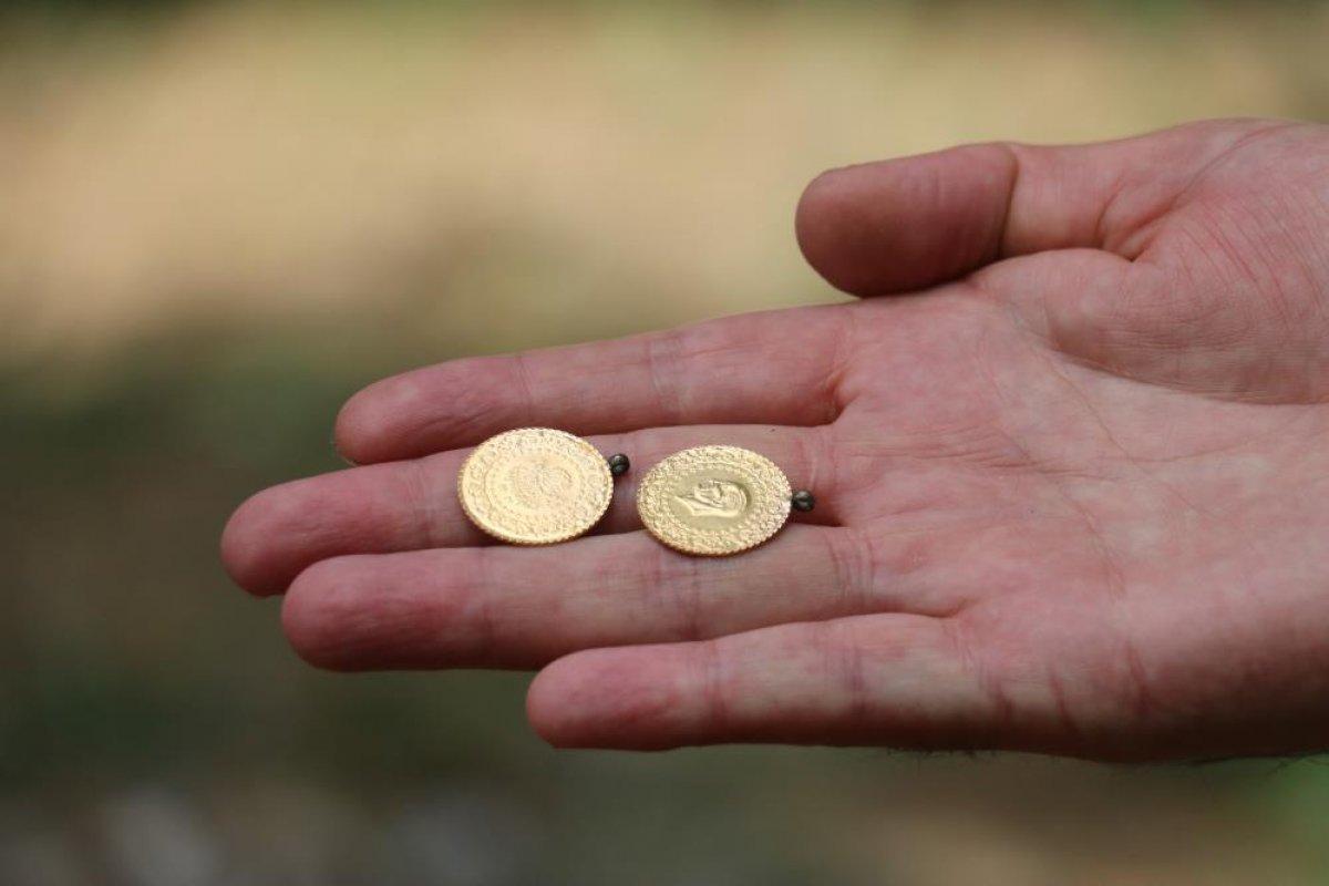 Sivas'ta camideki din görevlisi, bulduğu iki yarım altını polise teslim etti