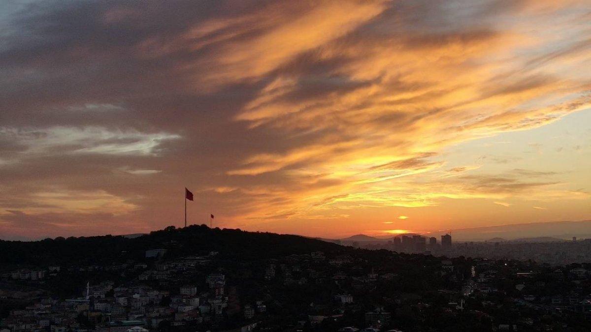 İstanbul'da Çamlıca Kulesi'yle gün doğumunun eşsiz manzarası birleşti