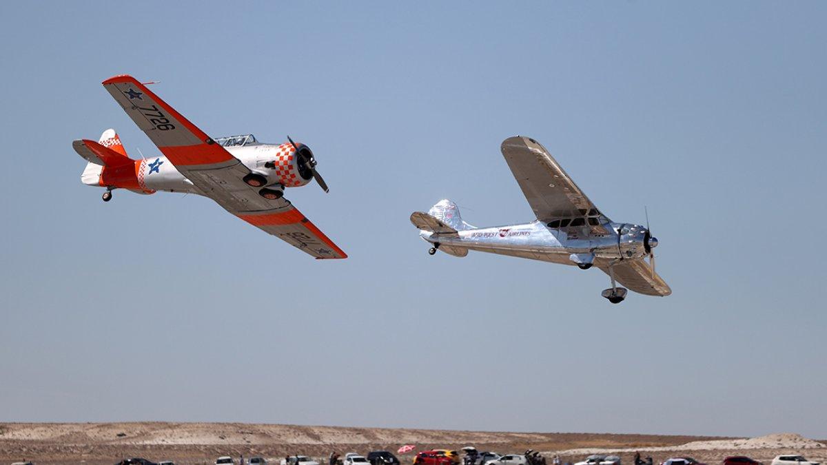 Eskişehir'de yerli ve yabancı akrobasi pilotlarından gösteri uçuşu