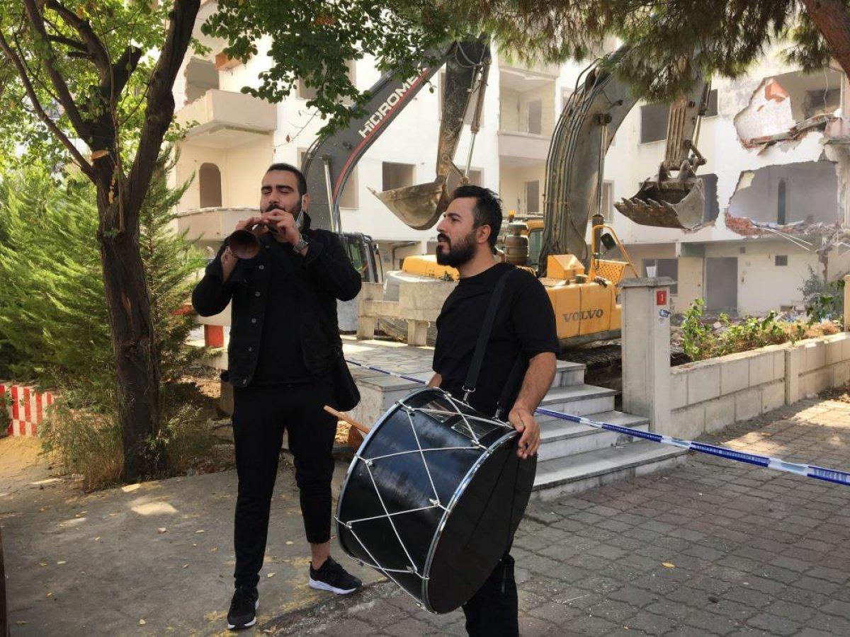 Büyükçekmece'de hasarlı binaların yıkımı devam ediyor