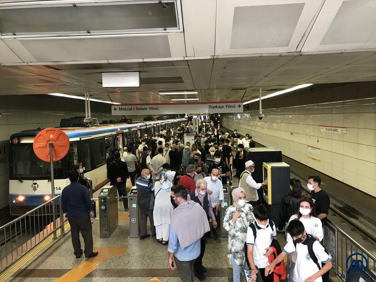 İstanbul’da tramvay arızası: Yolcular raylarda yürüdü