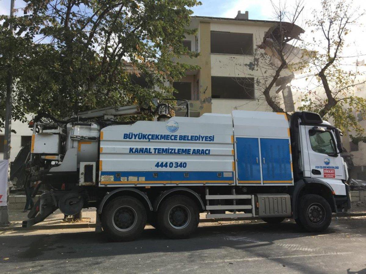 Büyükçekmece'de hasarlı binaların yıkımı devam ediyor