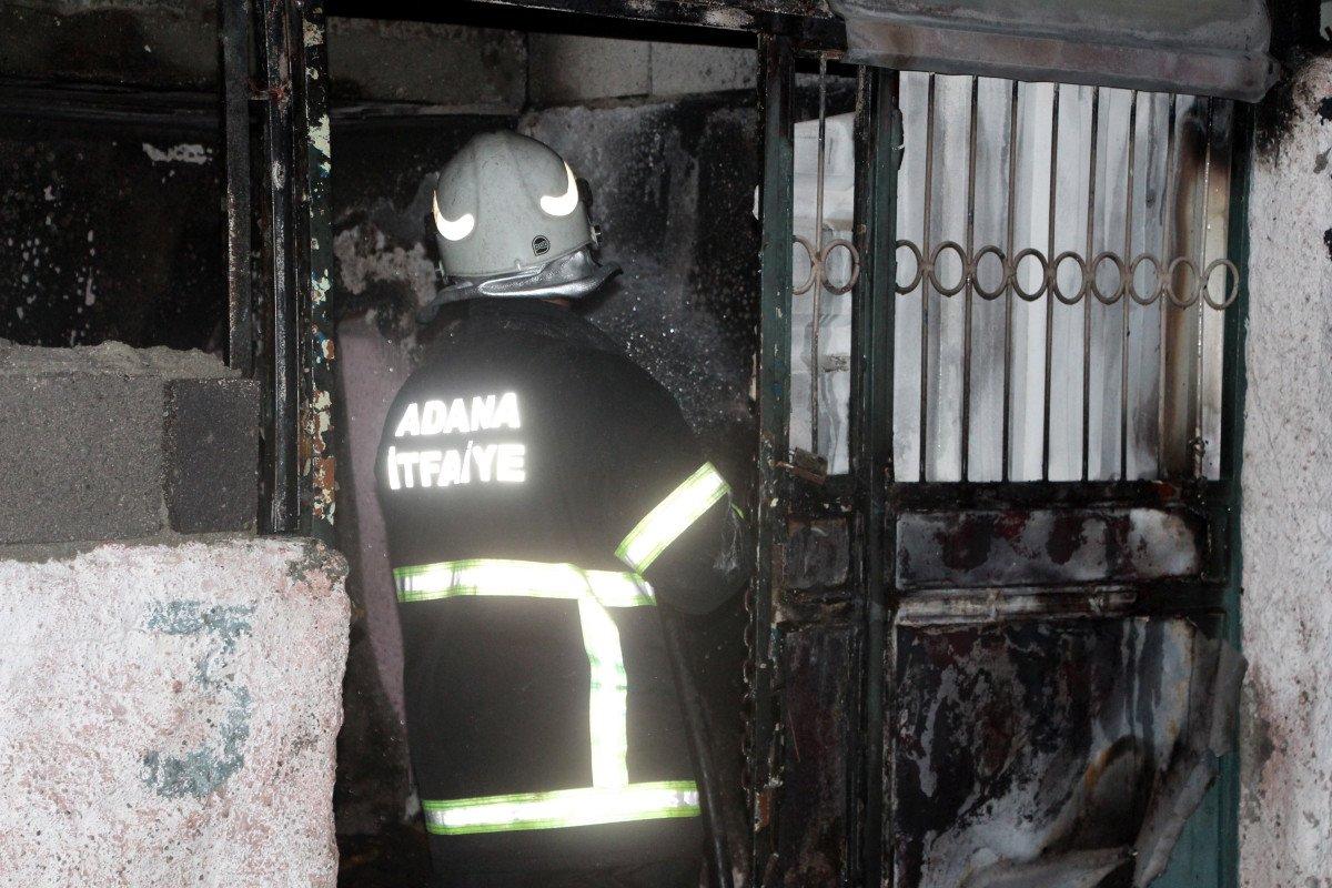 Adana'da iki kişi benzin döktükleri evi ateşe verdiler