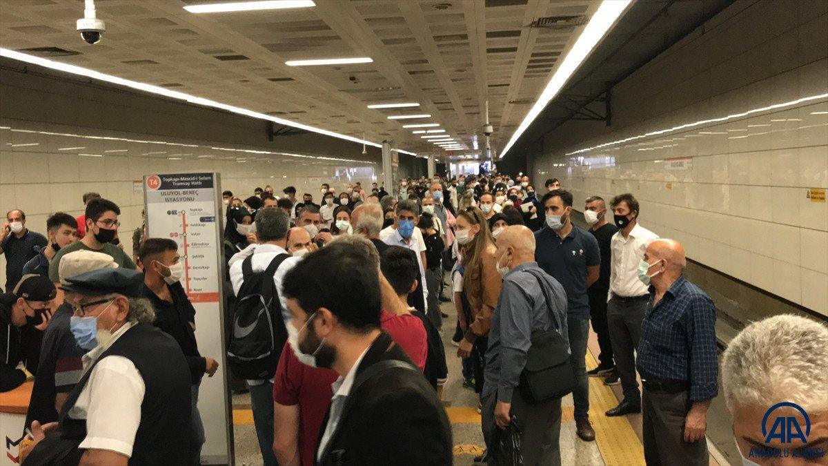 İstanbul’da tramvay arızası: Yolcular raylarda yürüdü