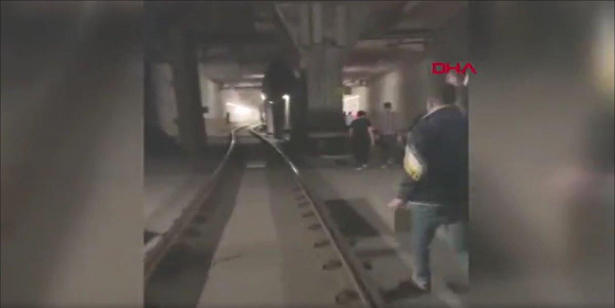 İstanbul’da tramvay arızası: Yolcular raylarda yürüdü