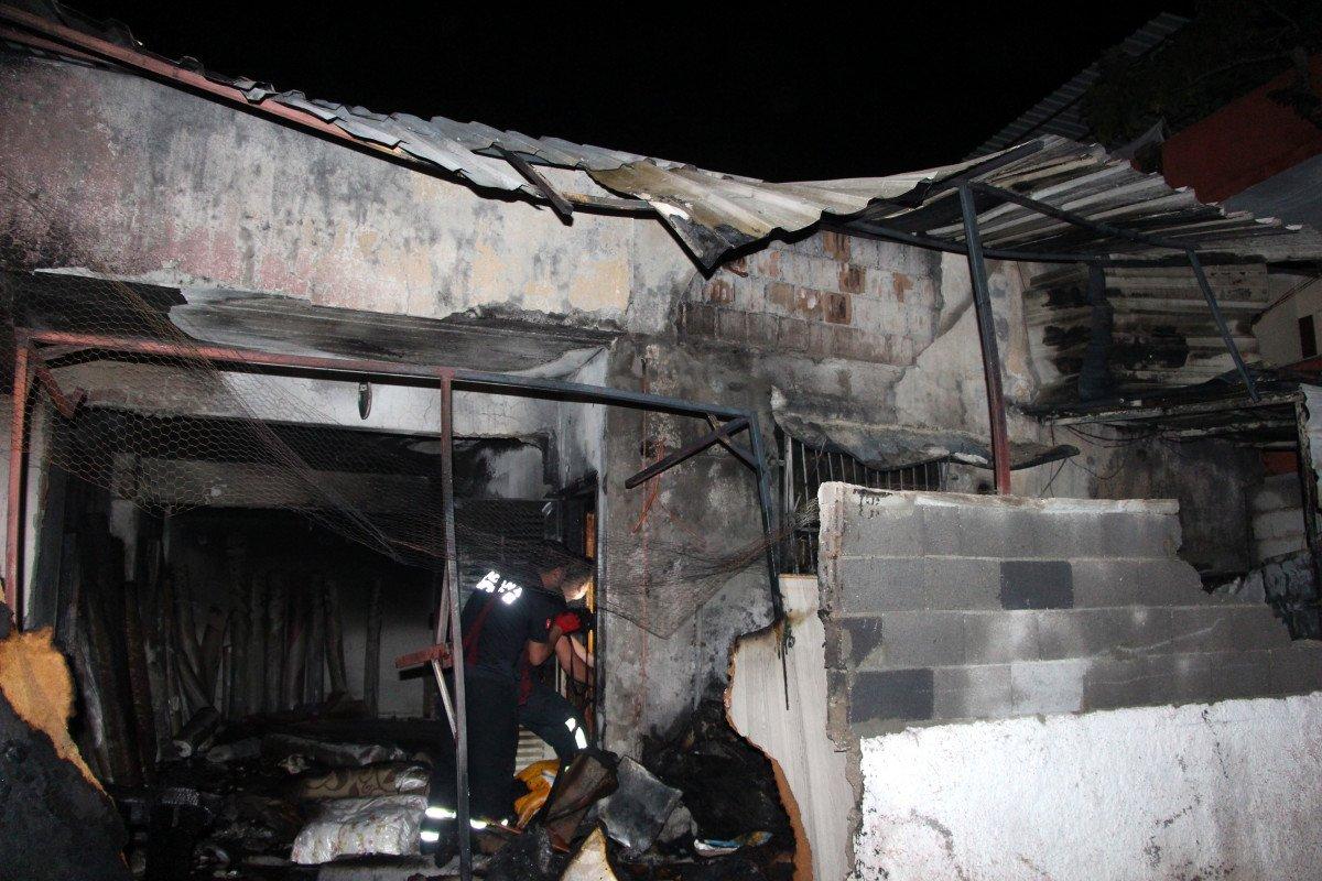 Adana'da iki kişi benzin döktükleri evi ateşe verdiler