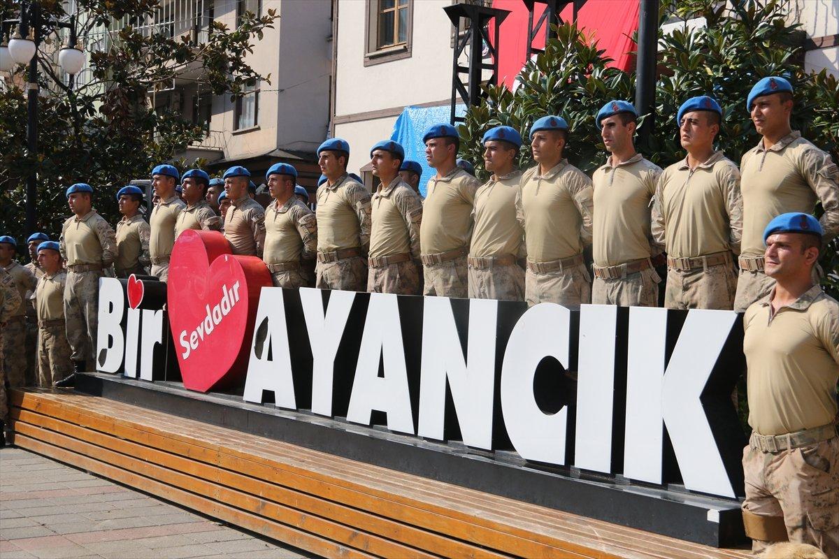 Sinop'ta görev yapan komandolar ilçeden alkışlarla uğurlandı