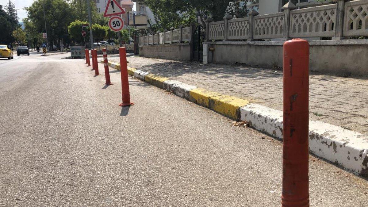 Isparta'da komşularına kızan kadın pankart astı: Aracını buraya park eden şerefsizdir