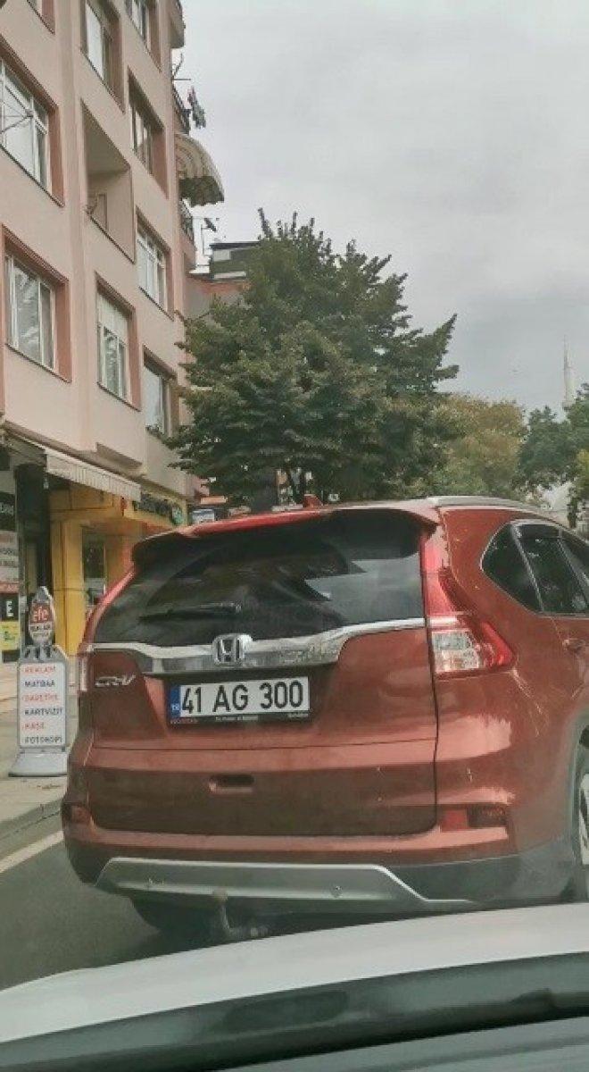 Kocaeli'de yol ortasında aracından inen kadın sürücü, hemcinsine saldırdı