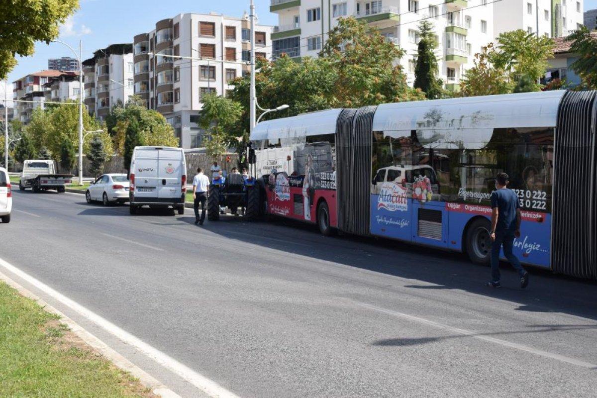 Malatya'da hatalı sollama kazaya neden oldu